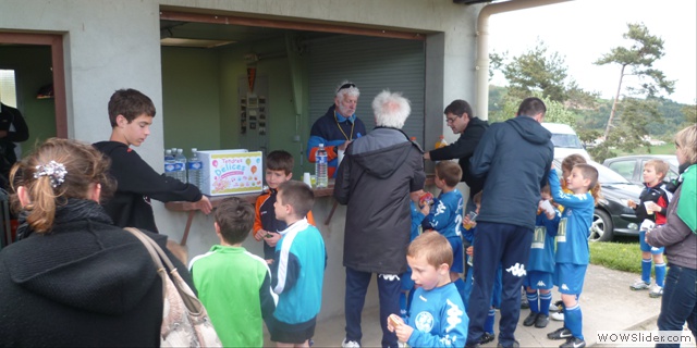 Loulou distribue les goûters et les bonbons...